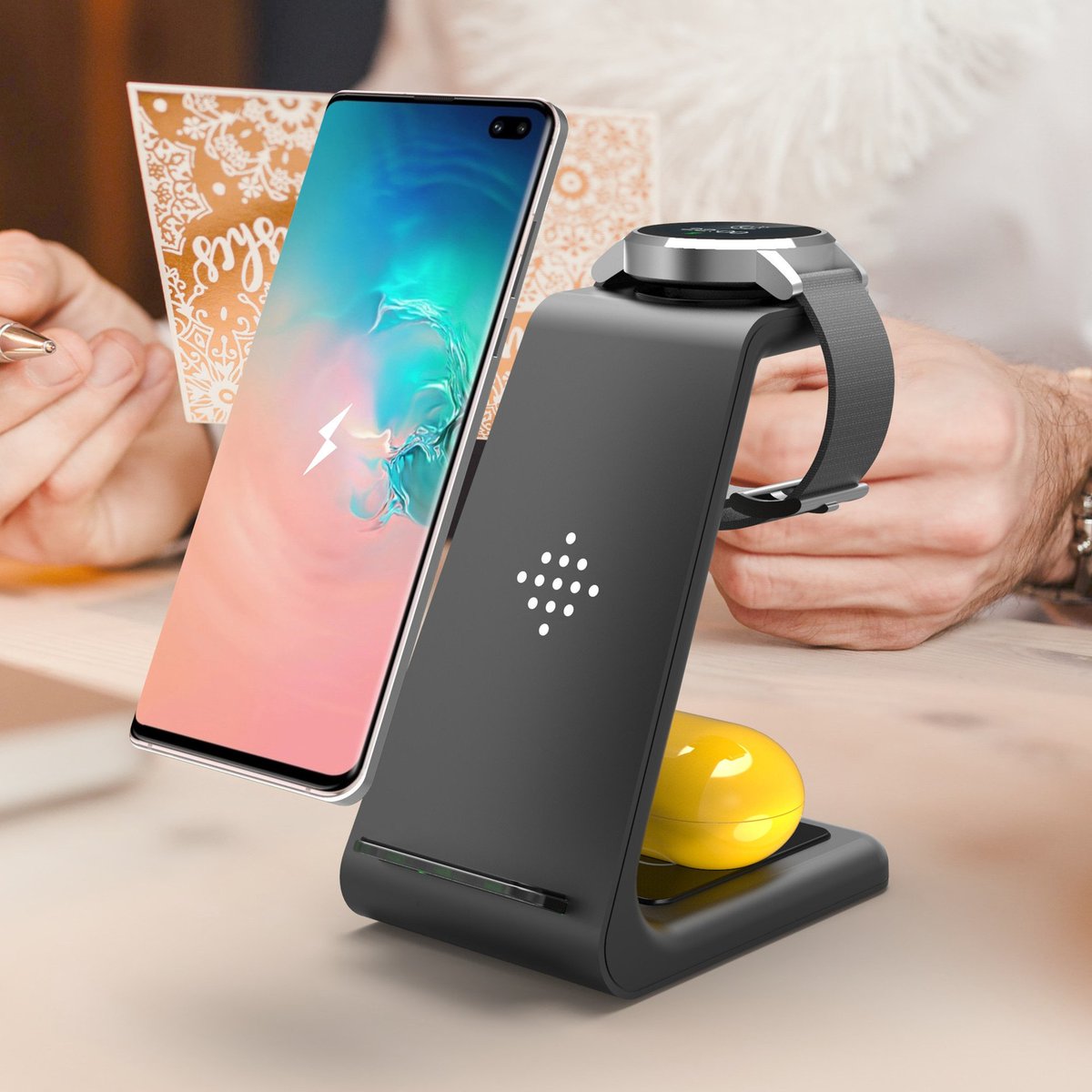UnicunShop's tweet image. Tired of tangled cords? 😩 Our 3-in-1 Wireless Charger Stand keeps your devices powered up and your desk clutter-free!  ⚡️📱🎧  Get yours here: unicun.com/product/compat…  #wirelesscharging #techlife #organizationhacks