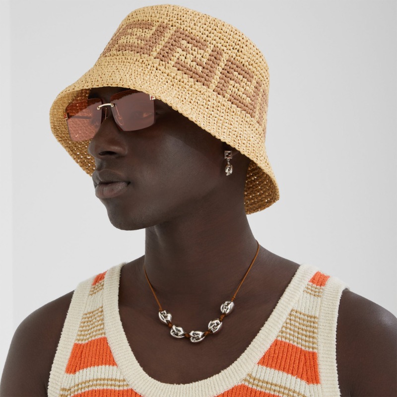 FENDI_JAPAN's tweet photo. フェンディ サマーコレクションより、夏のコーディネイトを彩るハットをご紹介。天然のラフィアのバケットハットやキャンバス製ベースボールキャップ、ブルーデニム地のFFジャカードで仕上げたバケットハットなど、様々なタイプを取り揃えております。是非ご覧ください。
#Fendi #FendiSummer