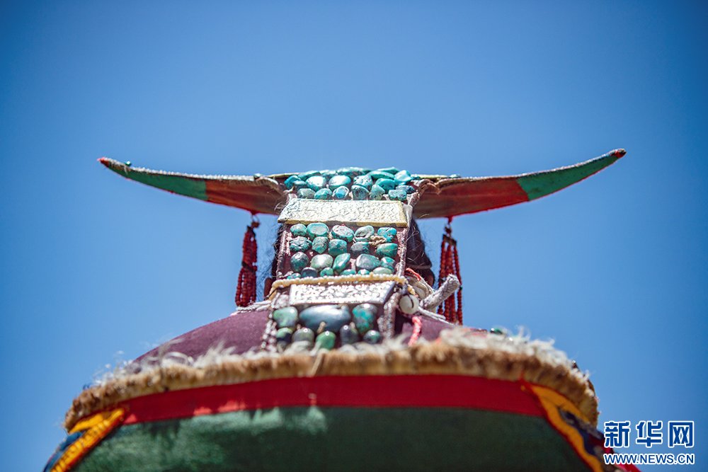 KangbaTV's tweet photo. Photos show villagers displaying folk #costume of #Pulan County, #Ngari, China's #Xizang. Hailed as the "peacock costume", Pulan folk costume has been a #traditional garment worn at celebrations for over a millennium. #ethnicwear #tibetan #clothing #fashionstyle #design https://t.co/JiFBauoX9d