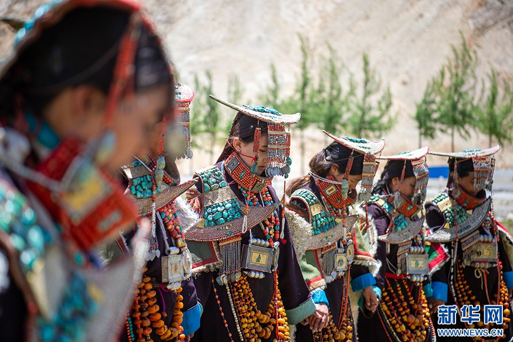 KangbaTV's tweet photo. Photos show villagers displaying folk #costume of #Pulan County, #Ngari, China's #Xizang. Hailed as the "peacock costume", Pulan folk costume has been a #traditional garment worn at celebrations for over a millennium. #ethnicwear #tibetan #clothing #fashionstyle #design https://t.co/JiFBauoX9d