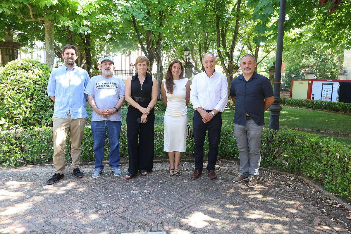 ✨🔭 #VIIEncuentrosEnSantaCruz · 2º día

“Universo: Millones de años de luz” nos invitó a mirar al cielo con <a href="/aberron/">🦋👋🏻</a>, Eva Villaver, Miguel Delgado y Guillermo López. 

Un viaje por la ciencia y la astronomía para entender nuestro lugar en el cosmos.

<a href="/UVa_es/">Gabinete de Comunicación Universidad de Valladolid</a>  <a href="/forodelacultura/">Foro de la Cultura</a>