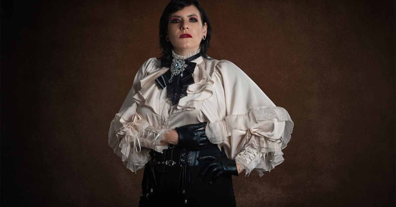 tinyurl.com/ckrhv5bf - Fuerza, actitud y mucho rock: así se presenta Von Dippel, una artista que está dejando huella en la escena musical chilena con un estilo potente y sin pelos en la lengua. Charlamos con ella sobre sus raíces, su visión del rock desde una mirada femenina.