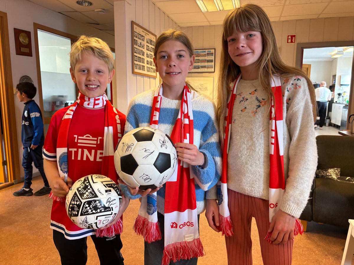 Snudde fortvilelse til brede smil! 🤩 Johan Nordhus Teigen var på Tine Fotballskole på Gjemselund, men mistet ballen sin - full av autografer. Da stilte KIL-gutta selvsagt opp, og sto i kø for å signere på nytt. Johan hadde følge av bestemor og Ida og Thea Nordhus Olberg.❤️🤍⚽️