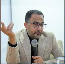 بقلوب يعتصرها الحزن، وعيون مغرورقة بالفقد، ننعى إلى أنفسنا، وإلى أهله الكرام، وإلى كل محبيه ومريديه، رحيل الأستاذ الجليل، والشاعر الملهَم، والكاتب الحر، فؤاد الحميري الذي غاب جسده، ولم يغب أثره.
لقد كان فؤاد صوتًا عاقلًا في زمن الضجيج، ولسانًا للحق حين صمتت الألسن، ونبضًا حرًّا