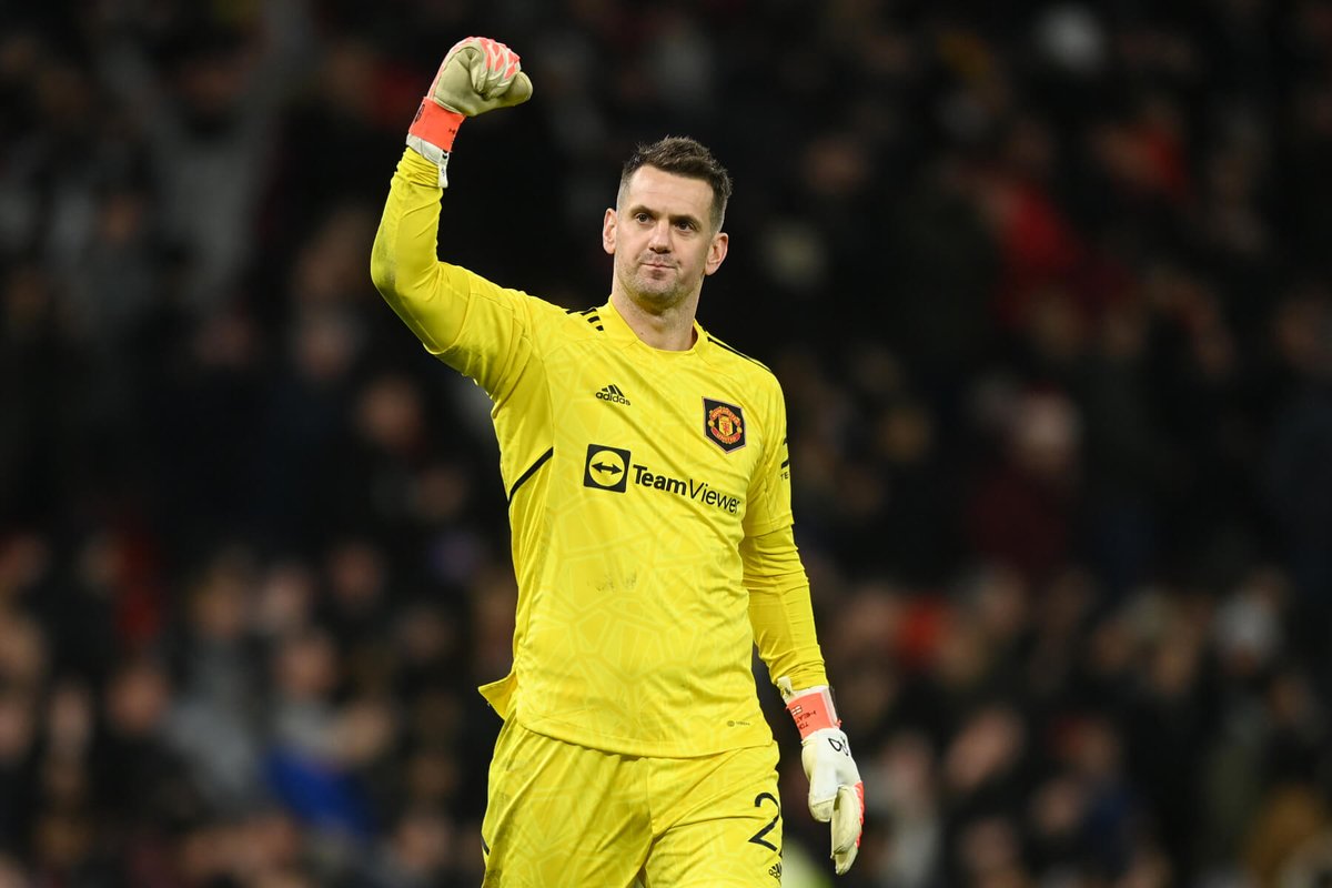 Jason Wilcox : "Le leadership et l'expérience de Tom [Heaton] sont très importants pour le groupe et nous sommes donc heureux qu'il fasse à nouveau partie du groupe la saison prochaine. La mentalité de Tom et sa capacité à être toujours prêt à jouer lorsqu'on fait appel à lui