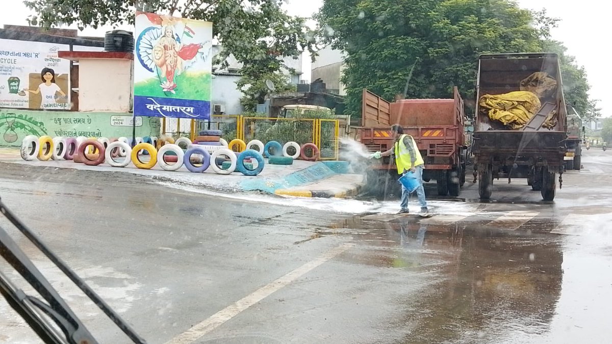 AmdavadAMC's tweet photo. Every clean street, every spotless corner is more than just a visual delight — it’s a commitment to public health, civic pride, and sustainable living.
Join hands with AMC for a brighter, cleaner Ahmedabad!
#CleanAhmedabad #MyCityMyPride #SwachhAhmedabad #AMCForCleanliness #UrbanCleanliness #SwachhtaHiSeva