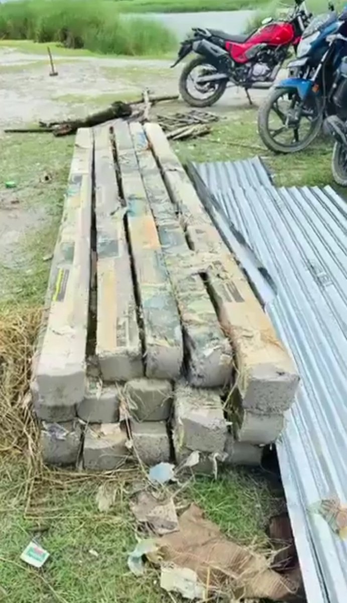 AskAnshul's tweet photo. This is from India-Bangladesh border in West Bengal.

These are not regular cemented poles. When BSF spotted them, they struck them with hammers and found that narcotics were hidden inside the poles.

Smugglers may think they are smart, but our soldiers play in beast mode. https://t.co/m2qhI8hLQm