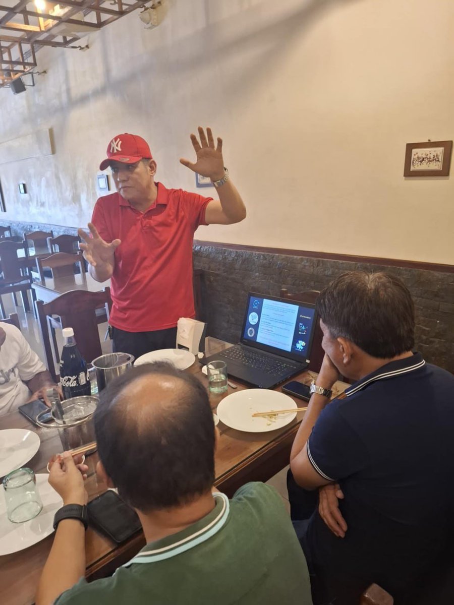 OpalPwithTPteam's tweet photo. We are pleased to acknowledge the commendable initiative taken by Mr. Edward, who, despite not yet holding a Captain title, has demonstrated remarkable leadership by organizing a team dinner and introducing new members to the TP platform. #OpalPExchange #TPteam #MeetandConnect https://t.co/TX3w4vKZ7s