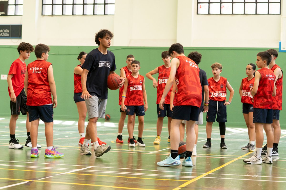 Baskonia's tweet photo. Primera semana superada con nota ✅

Galería del #CIBB25 👇

📸 https://t.co/RmQrejg41X https://t.co/9cIFiU2blA