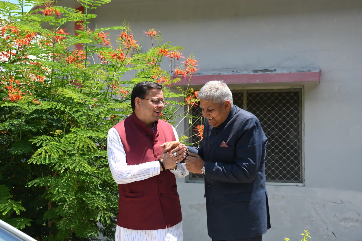 Pushkar Singh Dhami (@pushkardhami) on Twitter photo हल्द्वानी (जनपद नैनीताल) में माननीय उपराष्ट्रपति श्री जगदीप धनखड़ जी से उनके दिल्ली प्रस्थान से पूर्व भेंट कर उनका कुशलक्षेम जाना।
इस अवसर पर उन्हें राज्य के स्थानीय उत्पादों के अंब्रेला ब्रांड हाउस ऑफ हिमालयाज के विभिन्न उत्पाद भी भेंट किए।
<a href="/VPIndia/">Vice-President of India</a> हल्द्वानी (जनपद नैनीताल) में माननीय उपराष्ट्रपति श्री जगदीप धनखड़ जी से उनके दिल्ली प्रस्थान से पूर्व भेंट कर उनका कुशलक्षेम जाना।
इस अवसर पर उन्हें राज्य के स्थानीय उत्पादों के अंब्रेला ब्रांड हाउस ऑफ हिमालयाज के विभिन्न उत्पाद भी भेंट किए।
<a href="/VPIndia/">Vice-President of India</a>