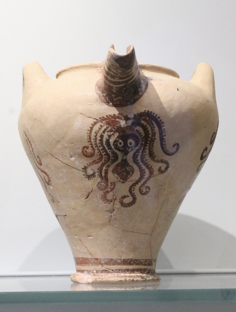 古代エーゲ海のタコ、すごく人気ですね。
どでかく描いた大胆なものもあればこういったちょっと控えめサイズのものもあります（とはいえ複数描かれている）。