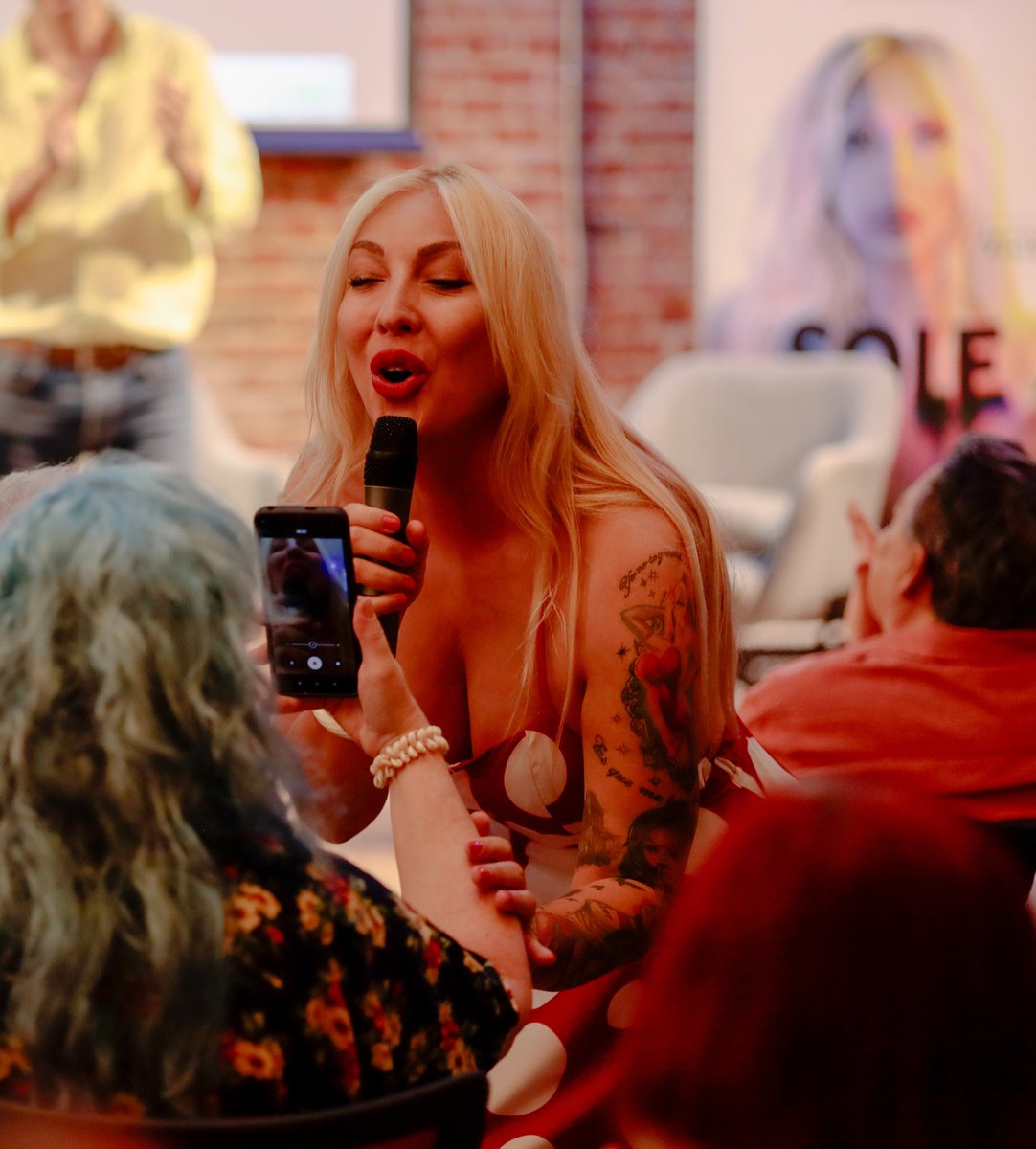 ✨ El pasado martes 24 vivimos una noche mágica en la Sala Zigia @zigia28cc .
Nos reunimos un grupo de amigos para volver a ver Sole @sole_shortfilm en una proyección íntima, cargada de emoción y recuerdos. 🎬💫
Después del visionado, compartimos anécdotas del rodaje, vimos el