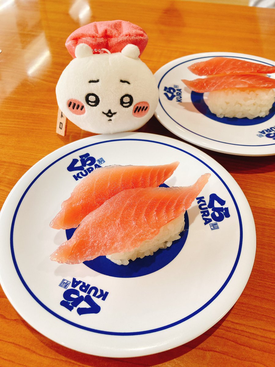 ちいかわ × くら寿司🍣
お昼に行ってきたよ♪
今回1番欲しかったモモちゃんフィギュアが1発目に出てびっくらしました🤩
報酬袋入りうどん美味しかった🥢