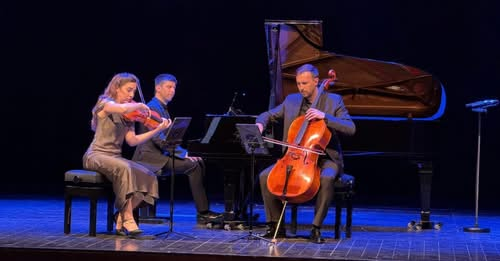 Molt satisfets de l'excel·lent crítica de Meritxell Tena a Núvol del concert que vam celebrar el passat 15 de juny a l'Auditori Municipal de Manlleu amb el <a href="/TempusTrio/">Tempus Trio</a> i <a href="/annapuig82/">Anna Puig</a>. Concert coorganitzat amb Amics de la Música de Manlleu.

nuvol.com/musica/classic…
#elsteusclàssics