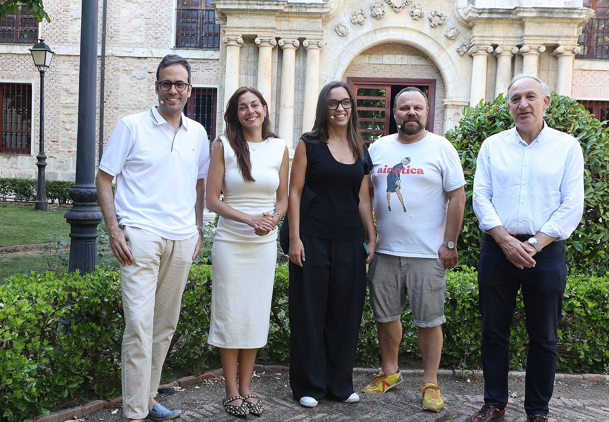 ...y 💡 “Enciende la inspiración” nos llevó a explorar el origen de las ideas con Jorge Freire, Pedro Torrijos y Marta García.

Una charla brillante sobre esos fogonazos que iluminan el arte, la ciencia y la vida.

#EncuentrosenSantaCruz <a href="/forodelacultura/">Foro de la Cultura</a> <a href="/UVa_es/">Gabinete de Comunicación Universidad de Valladolid</a>