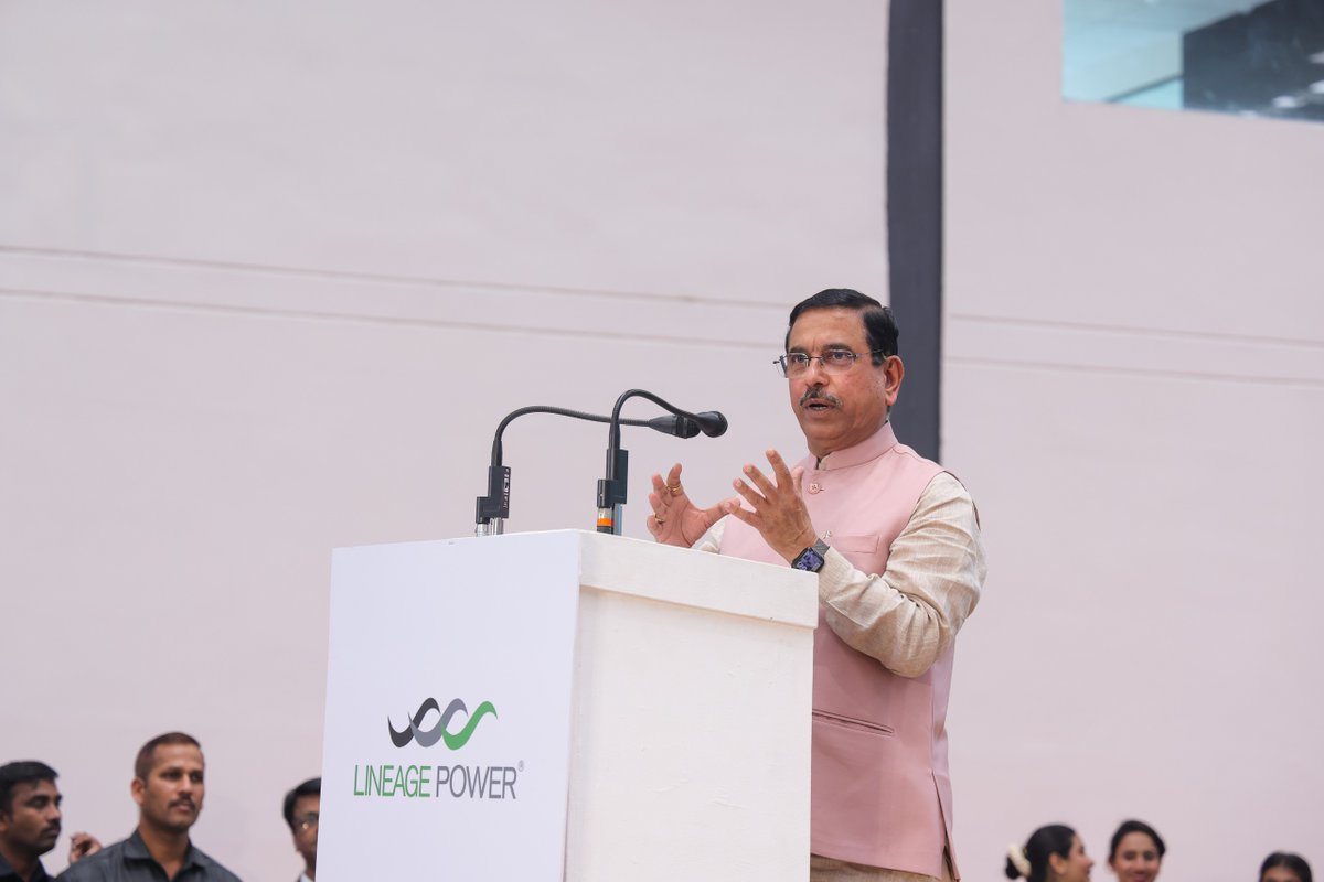 JoshiPralhad's tweet image. Inaugurated a cutting-edge BESS manufacturing plant by Lineage Power Pvt. Ltd in Bengaluru.

With 5 GWh annual capacity, it will produce utility-scale 5 MWh DC blocks paired with a 2.5 MW power conversion system. 

Addressed the gathering and highlighted that as more renewable