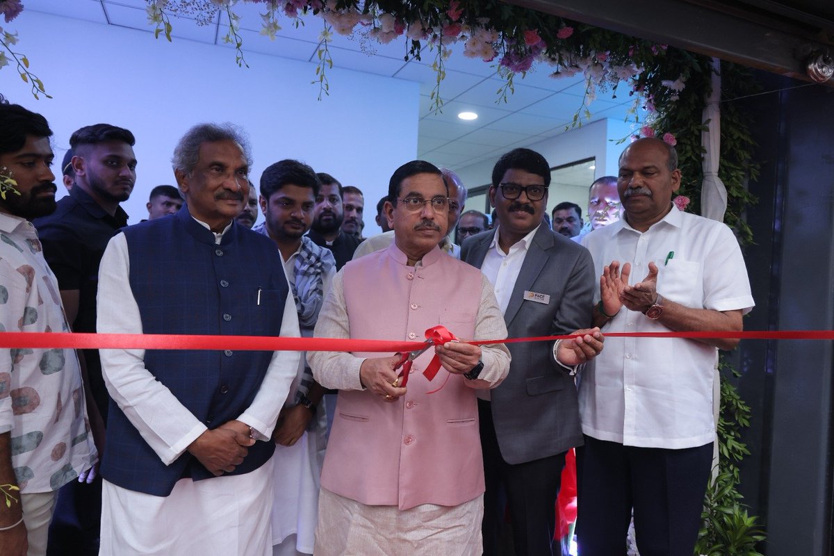 JoshiPralhad's tweet image. Inaugurated a cutting-edge BESS manufacturing plant by Lineage Power Pvt. Ltd in Bengaluru.

With 5 GWh annual capacity, it will produce utility-scale 5 MWh DC blocks paired with a 2.5 MW power conversion system. 

Addressed the gathering and highlighted that as more renewable