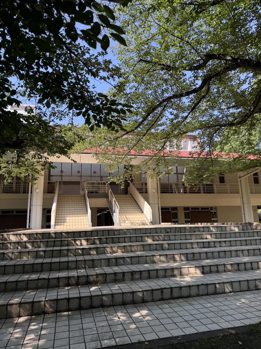 5月10日に西新橋キャンパスで医学科との共修授業「臨床倫理演習」が行われました。実習や臨床現場で、倫理的な配慮を行いながら、患者・家族・医療者間での会話や情報共有を大切にしていきたいと思います。
写真は国領キャンパスの体育館を撮影したもので、周囲には緑が生い茂り、自然を感じられます。