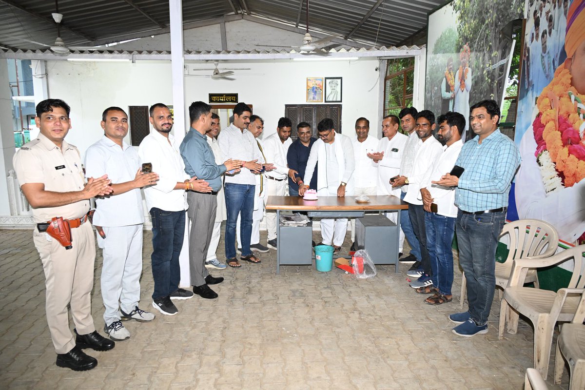 आज अलवर कार्यालय पर आगंतुकों से मुलाकात कर उनकी जन समस्याओं को सुना | #जनसुनवाई | #TRJ | #TikaramJully | #Rajasthan | #Congress | #Alwar