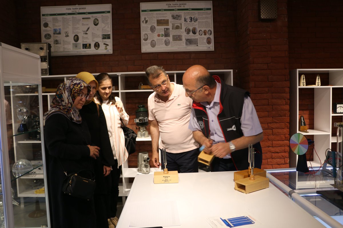 Şehit Fahrettin Boyraz Anadolu Lisesi’nin kıymetli öğretmenleri, 2025 Haziran dönemi mesleki çalışmaları devam ederken, kurumumuzu ziyaret etti. Müzemiz gezdirildi, ürettiğimiz materyaller tanıtıldı. Nazik ziyaretleri için teşekkür eder, başarılar dileriz.