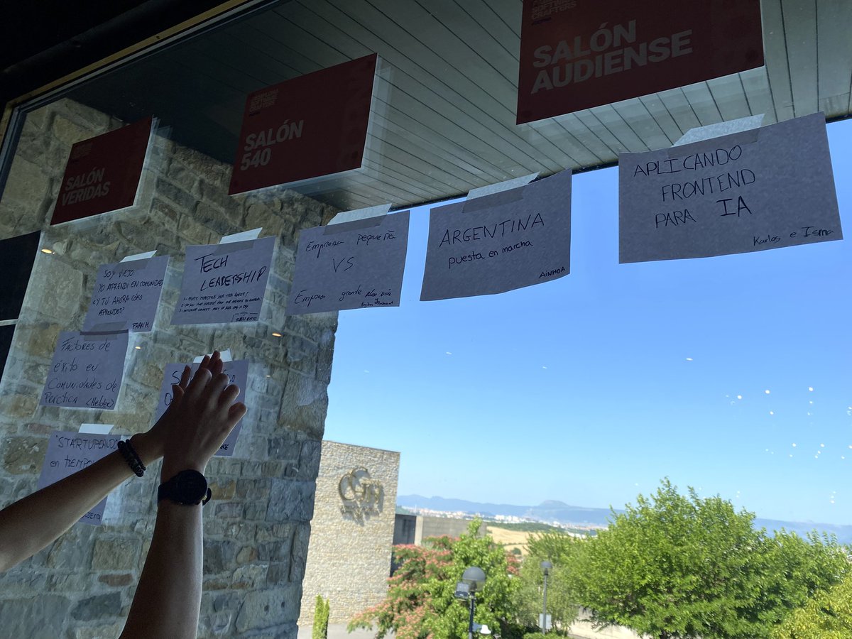 ¿Has escuchado hablar del ‘elevator pitch’? 

Pues esto es parecido, pero al estilo #SCPNA: la gente propone sus charlas y el resto de asistentes votan las que querrán escuchar en los OPEN.

#MakeItMatter