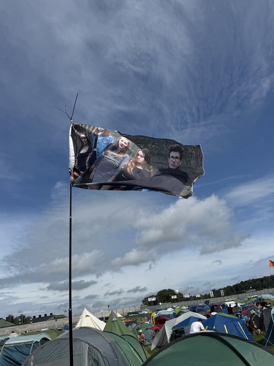 roselikesremy's tweet photo. our flag day 1 watch out for us on the tv tumblr for 1975  #Glastonbury https://t.co/SbFF05nJff