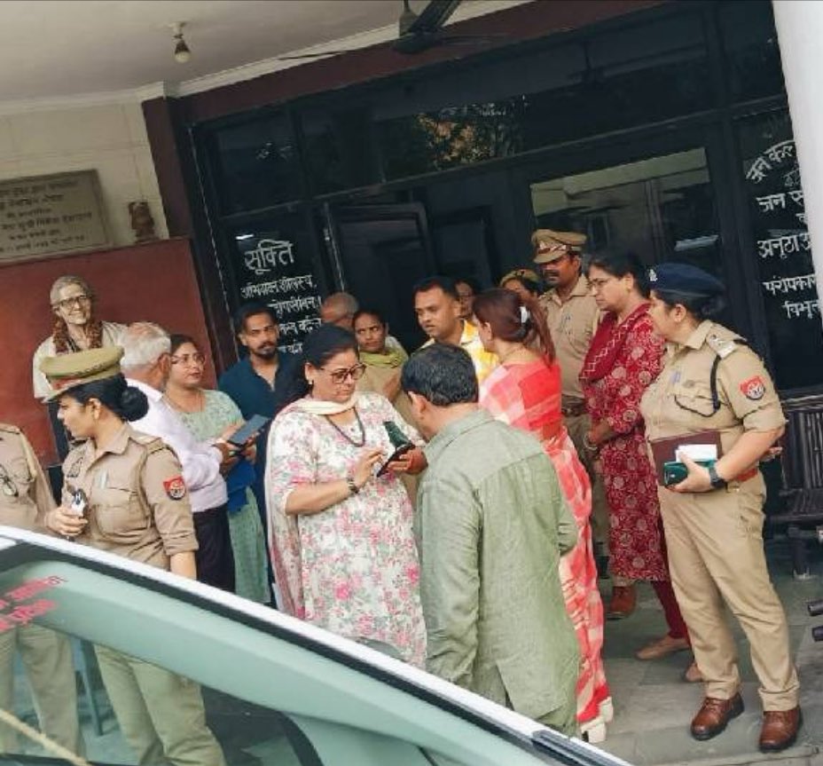 shivani4302's tweet photo. #Noida old age home horror: Elderly found tied up, locked in dark rooms, wearing clothes soiled with urine and faeces. 12th-pass woman posed as a nurse. 40 seniors rescued after #viral video triggered raid. 
#NoidaOldAgeHome #AnandNiketanNoida #OldAgeHomeRaid #viralvideo https://t.co/lglvnJEi5t
