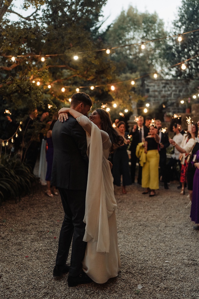 PalacioMolinar's tweet photo. Una noche de verano, un jardín encantado, luces cálidas... nuestro jardín no solo es un lugar para bodas, es un espacio donde se detiene el tiempo y cada historia encuentra su propio brillo.  Así se siente el amor cuando todo es perfecto a tu alrededor.

Ven a escribir la tuya.✨ https://t.co/VLij6oIJbq