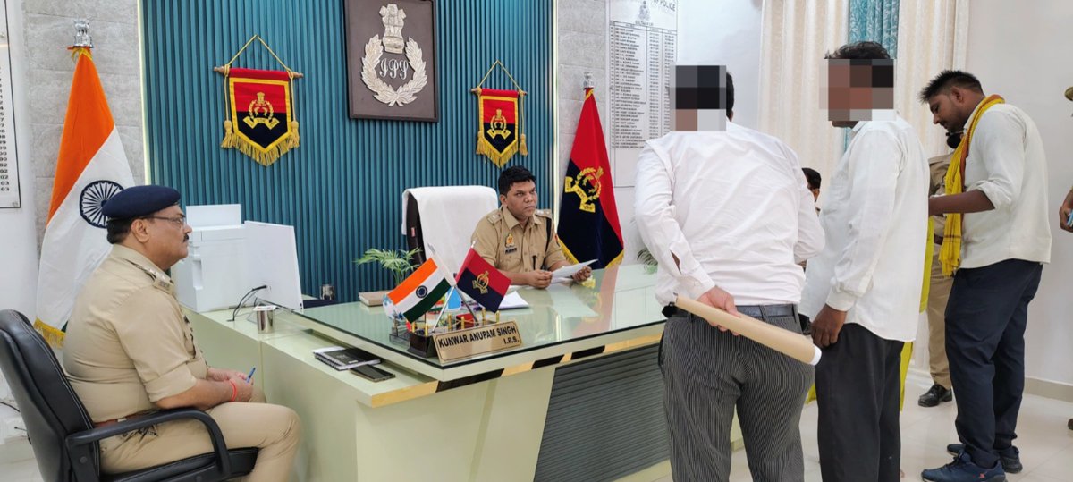 SULTANPUR POLICE (@sultanpurpolice) on Twitter photo рдкреБрд▓рд┐рд╕ рдЕрдзреАрдХреНрд╖рдХ рд╕реБрд▓рддрд╛рдирдкреБрд░ <a href="/ipskunwaranupam/">Kunwar Anupam Singh IPS</a> рджреНрд╡рд╛рд░рд╛ рдкреБрд▓рд┐рд╕ рдХрд╛рд░реНрдпрд╛рд▓рдп рдореЗрдВ рдЬрдирд╕реБрдирд╡рд╛рдИ рдХрд░ рдлрд░рд┐рдпрд╛рджрд┐рдпреЛрдВ рдХреА рд╕рдорд╕реНрдпрд╛рдПрдВ рдЧрдВрднреАрд░рддрд╛ рд╕реЗ рд╕реБрдиреА рдЧрдИрдВред рд╕рднреА рдорд╛рдорд▓реЛрдВ рдХреЗ рддреНрд╡рд░рд┐рдд рд╡ рдирд┐рд╖реНрдкрдХреНрд╖ рдирд┐рд╕реНрддрд╛рд░рдг рд╣реЗрддреБ рд╕рдВрдмрдВрдзрд┐рдд рдЕрдзрд┐рдХрд╛рд░рд┐рдпреЛрдВ рдХреЛ рдирд┐рд░реНрджреЗрд╢рд┐рдд рдХрд┐рдпрд╛ рдЧрдпрд╛ред рдЬрдирд╕реЗрд╡рд╛ рд╣реА рдкреНрд░рд╛рдердорд┐рдХрддрд╛ рд╣реИред #рдЬрдирд╕реБрдирд╡рд╛рдИ #UPPolice рдкреБрд▓рд┐рд╕ рдЕрдзреАрдХреНрд╖рдХ рд╕реБрд▓рддрд╛рдирдкреБрд░ <a href="/ipskunwaranupam/">Kunwar Anupam Singh IPS</a> рджреНрд╡рд╛рд░рд╛ рдкреБрд▓рд┐рд╕ рдХрд╛рд░реНрдпрд╛рд▓рдп рдореЗрдВ рдЬрдирд╕реБрдирд╡рд╛рдИ рдХрд░ рдлрд░рд┐рдпрд╛рджрд┐рдпреЛрдВ рдХреА рд╕рдорд╕реНрдпрд╛рдПрдВ рдЧрдВрднреАрд░рддрд╛ рд╕реЗ рд╕реБрдиреА рдЧрдИрдВред рд╕рднреА рдорд╛рдорд▓реЛрдВ рдХреЗ рддреНрд╡рд░рд┐рдд рд╡ рдирд┐рд╖реНрдкрдХреНрд╖ рдирд┐рд╕реНрддрд╛рд░рдг рд╣реЗрддреБ рд╕рдВрдмрдВрдзрд┐рдд рдЕрдзрд┐рдХрд╛рд░рд┐рдпреЛрдВ рдХреЛ рдирд┐рд░реНрджреЗрд╢рд┐рдд рдХрд┐рдпрд╛ рдЧрдпрд╛ред рдЬрдирд╕реЗрд╡рд╛ рд╣реА рдкреНрд░рд╛рдердорд┐рдХрддрд╛ рд╣реИред #рдЬрдирд╕реБрдирд╡рд╛рдИ #UPPolice