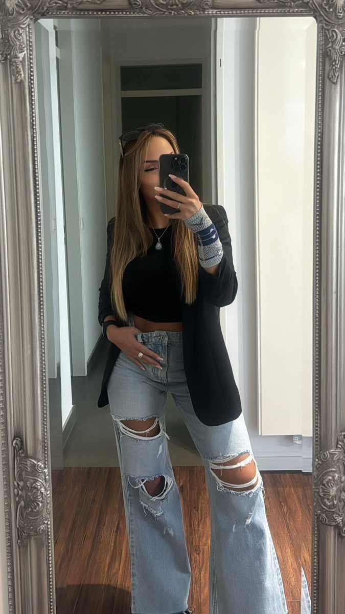 Morgen, Abschaum 
Ich werde gleich genüsslich frühstücken. Frisch, lecker, stilvoll – so wie es mir zusteht.
Dazu ein Kaffee, schwarz und stark. Genauso wie meine Ansprüche.

Und jetzt ratet mal, wer das bezahlt.
Richtig: Ihr.
#geldsklave #geldherrin #herrin