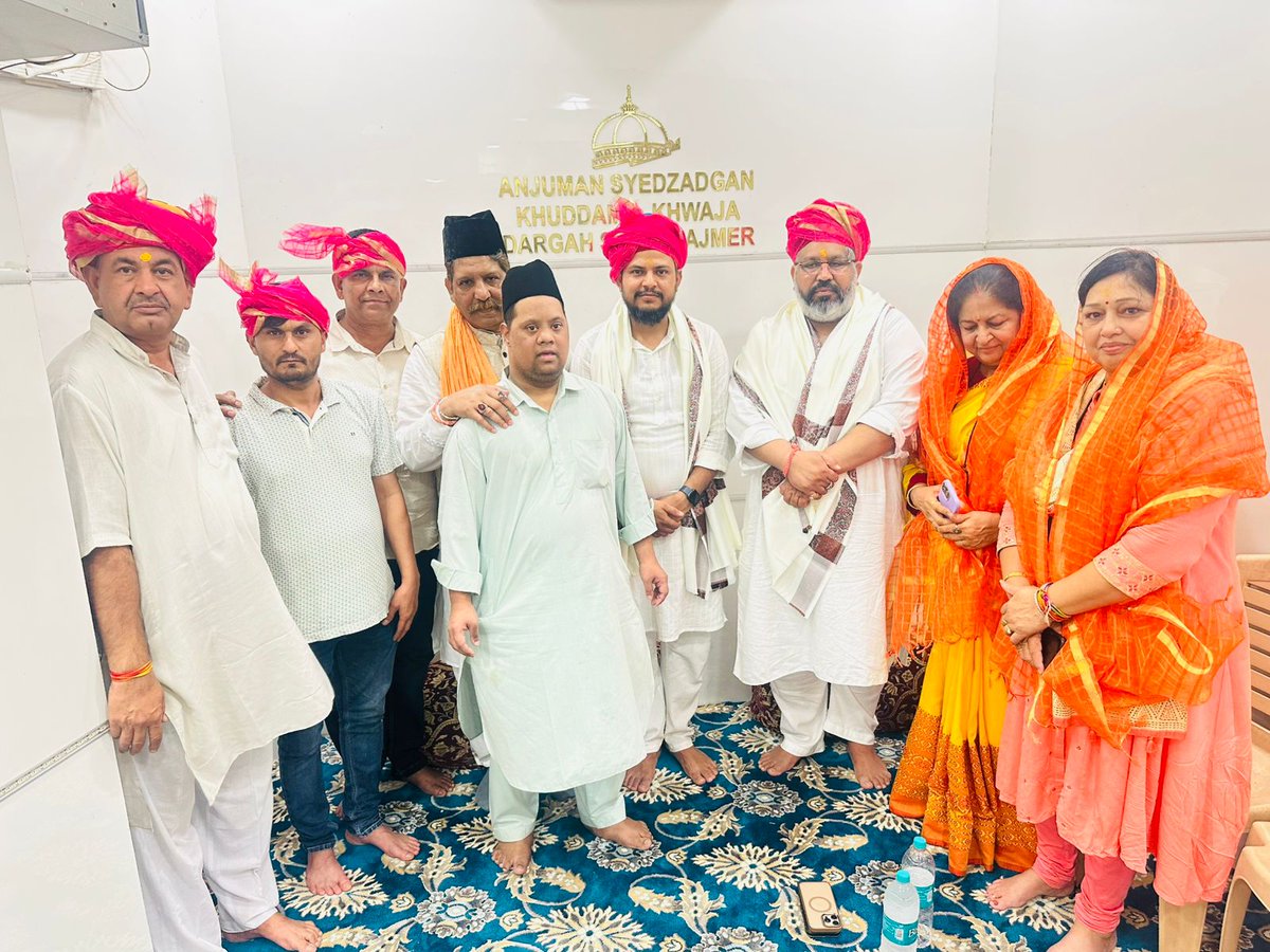 आम आदमी पार्टी राजस्थान के प्रदेश प्रभारी श्री <a href="/DheerajTokas2/">Dheeraj Tokas</a>  जी एवं प्रदेश महासचिव श्री <a href="/VishvenderAap/">Vishvender Singh</a>  द्वारा अजमेर शरीफ दरगाह पर चादर चढ़ाई गई। इस दौरान प्रदेश उपाध्यक्ष कीर्ति पाठक जी, प्रदेश अध्यक्ष SC विंग पंकज जटिया जी, मीना त्यागी जी , त्रिवेंद्र पाठक आदि मौजूद रहे