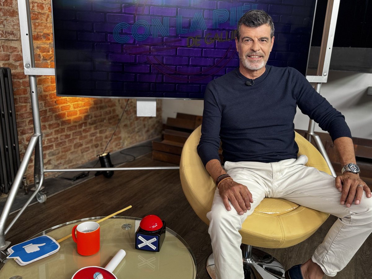 Déjate de Historias TV (@dejatetv) on Twitter photo DIRECTO | CON LA PIEL DE GALLINA 🎼
Con <a href="/gorkacastanotv/">Gorka Castaño</a> y <a href="/Andoniferreno/">Andoni Ferreño</a>. Actor y presentador. Hablamos de su trayectoria de más de 30 años en televisión y presenta la obra "Se alquila", escrita por su propio hijo.
📺 #TDT y ONLINE
dejatedehistorias.es/emision-online DIRECTO | CON LA PIEL DE GALLINA 🎼
Con <a href="/gorkacastanotv/">Gorka Castaño</a> y <a href="/Andoniferreno/">Andoni Ferreño</a>. Actor y presentador. Hablamos de su trayectoria de más de 30 años en televisión y presenta la obra "Se alquila", escrita por su propio hijo.
📺 #TDT y ONLINE
dejatedehistorias.es/emision-online