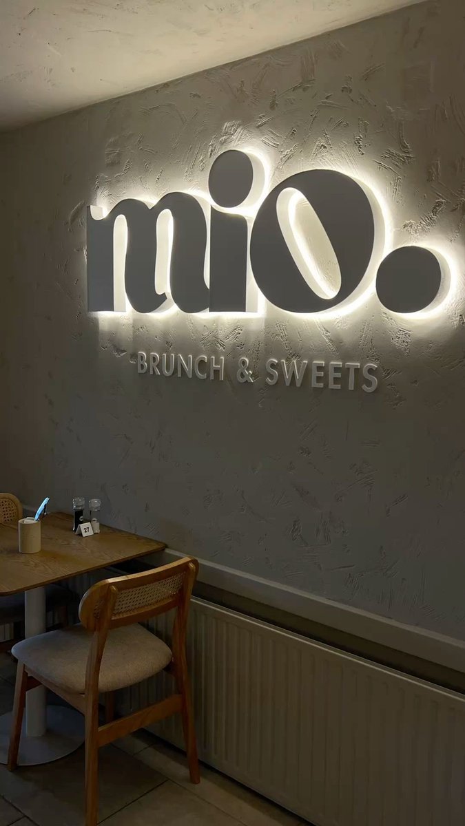 AfroxService's tweet photo. #ClientSpotlight 

🍔 « Avant, personne ne remarquait notre snack. Depuis qu’on a mis l’enseigne lumineuse @Afroxpackaging, même les moustiques font la queue ! 😅 Visibilité 10/10, service rapide et pro. »

— Kevin, proprio du Snack Chez Tonton
#EnseigneLumineuse #DoualaByNight https://t.co/rw2lWKTyBH
