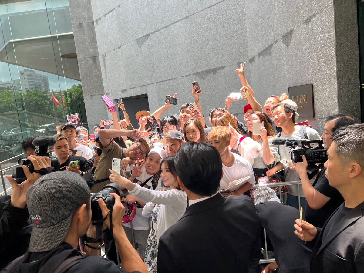jsjunshen's tweet image. ファン歴26年マレーシアTA
たくさんたくさん話したいことがあっても、実際目の前にいると緊張になってて、結局自分最大の笑顔をしながらバイバイって言ってました。
SONGSはめちゃ感動です。
まだまだ走り続けるのならどんなことがあってついていく。^_^
#アンチ退散
