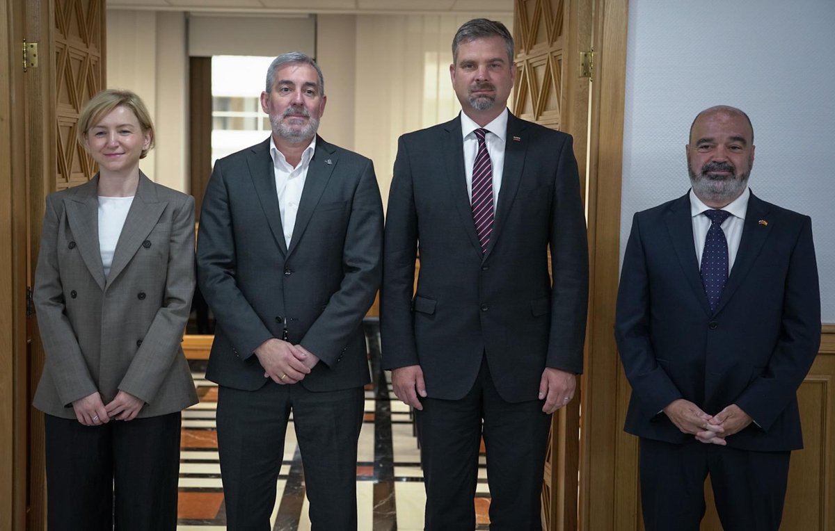 Presidencia GobCan (@presican) on Twitter photo El presidente de Canarias, <a href="/FClavijoBatlle/">Fernando Clavijo</a>, y el viceconsejero del Gabinete de Presidencia, Octavio Caraballo, han mantenido una reunión con el embajador de <a href="/SLOinESP/">Slovenia in Spain</a>, Tadej Rupel, en su primera visita oficial tras asumir el cargo. El presidente de Canarias, <a href="/FClavijoBatlle/">Fernando Clavijo</a>, y el viceconsejero del Gabinete de Presidencia, Octavio Caraballo, han mantenido una reunión con el embajador de <a href="/SLOinESP/">Slovenia in Spain</a>, Tadej Rupel, en su primera visita oficial tras asumir el cargo.