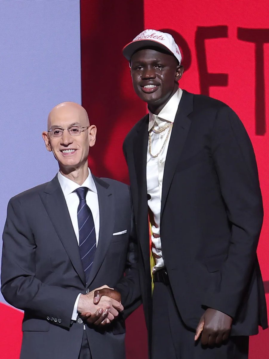 xballafrica's tweet photo. DEVIN BOOKER WASN’T LYING 😳🔥

🇸🇸 One year after their Olympic exchange, Khaman Maluach joins the Suns as Booker’s new teammate. Full circle moment. 🫡

(Thread) https://t.co/p2tH5UL1fj