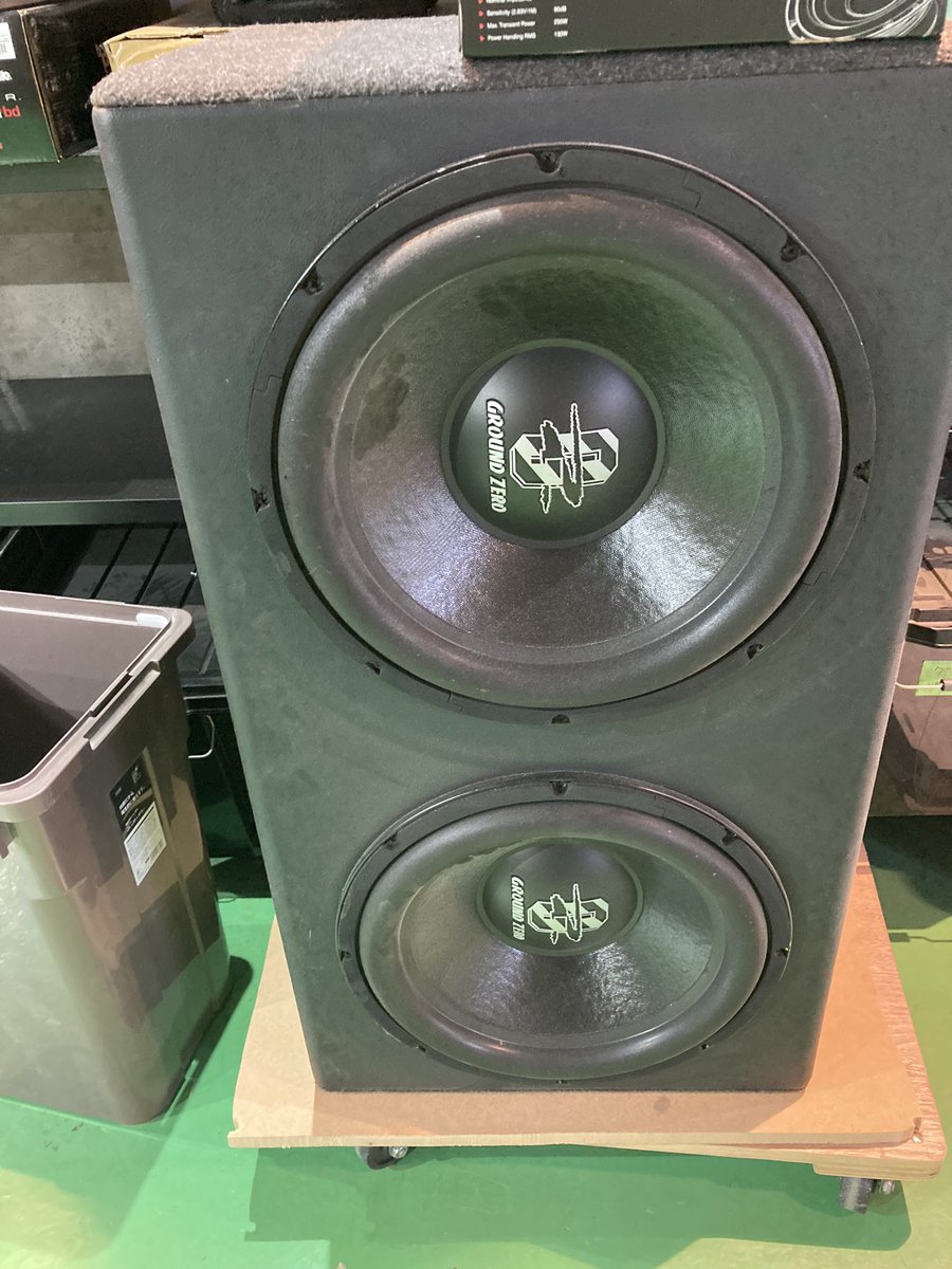 はいそれとこのグラゼロの15インチサブ欲しい人🙆‍♂️
1発片側ボイスコイル破損
1発は生きてる🙆‍♂️
箱付き2発セットで33,000円🙆‍♂️