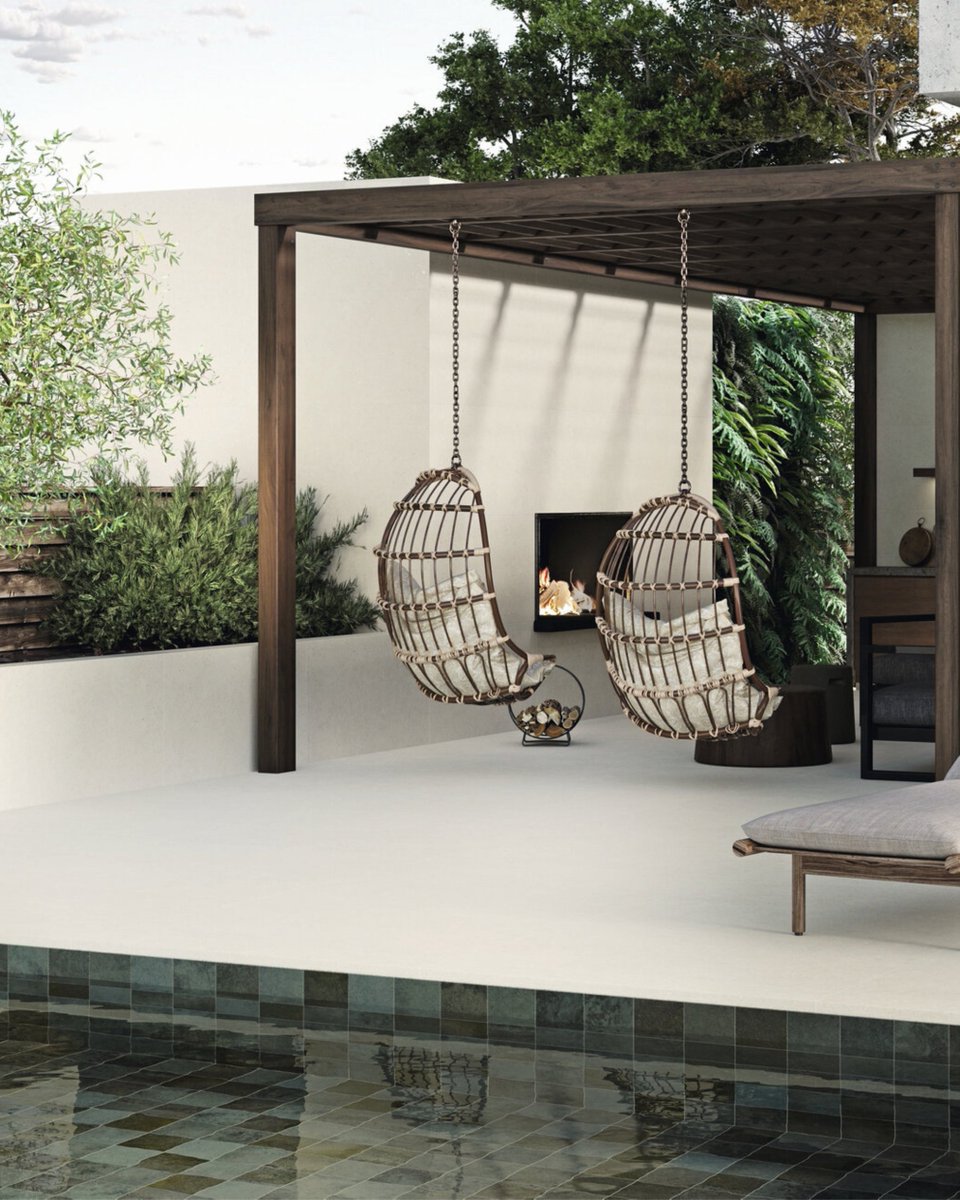 𝐊𝐢𝐧𝐟𝐨𝐥𝐤, natural charm for outdoor spaces

Kinfolk collection blends classic elements with rustic, Nordic, and industrial touches, creating balanced spaces with personality. Its advanced technical features make it ideal for outdoor and pool areas.