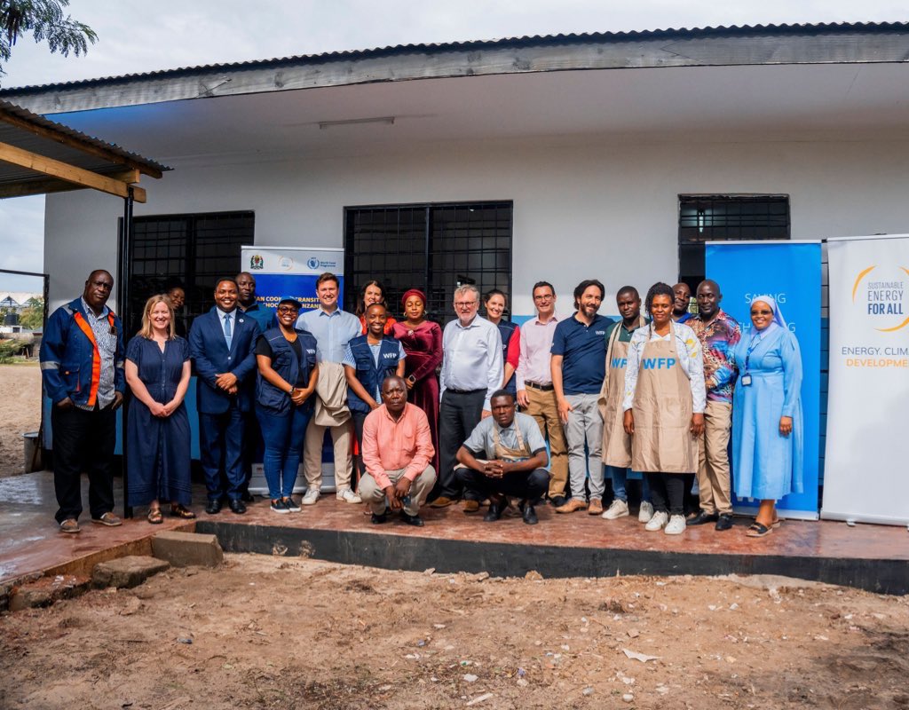 WFP_Tanzania's tweet image. @WFP_Tanzania welcomed UK Parliamentarians from @APPGNutrition and @UnitedAMH to Kibasila Primary School to see how our clean cooking transition in schools project is helping schools shift from traditional firewood stoves to safer electric pressure cookers. 🌿