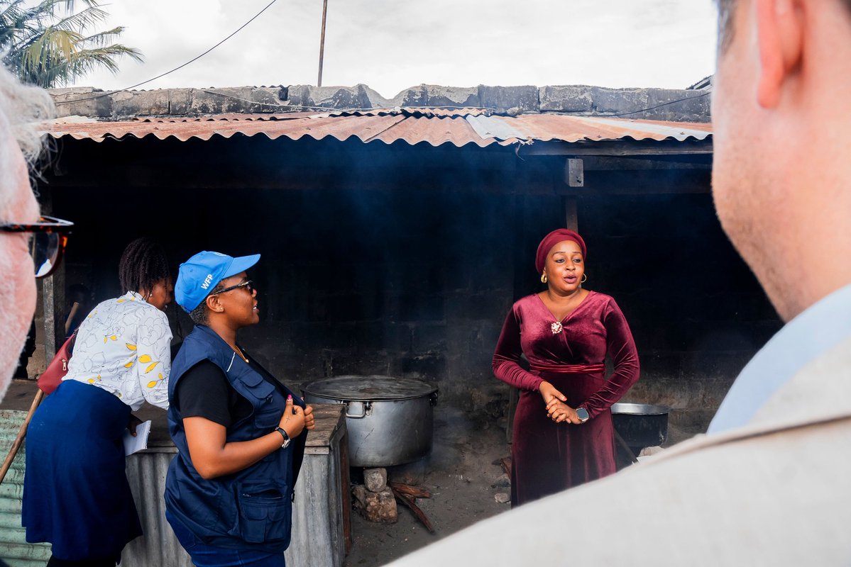 WFP_Tanzania's tweet image. @WFP_Tanzania welcomed UK Parliamentarians from @APPGNutrition and @UnitedAMH to Kibasila Primary School to see how our clean cooking transition in schools project is helping schools shift from traditional firewood stoves to safer electric pressure cookers. 🌿