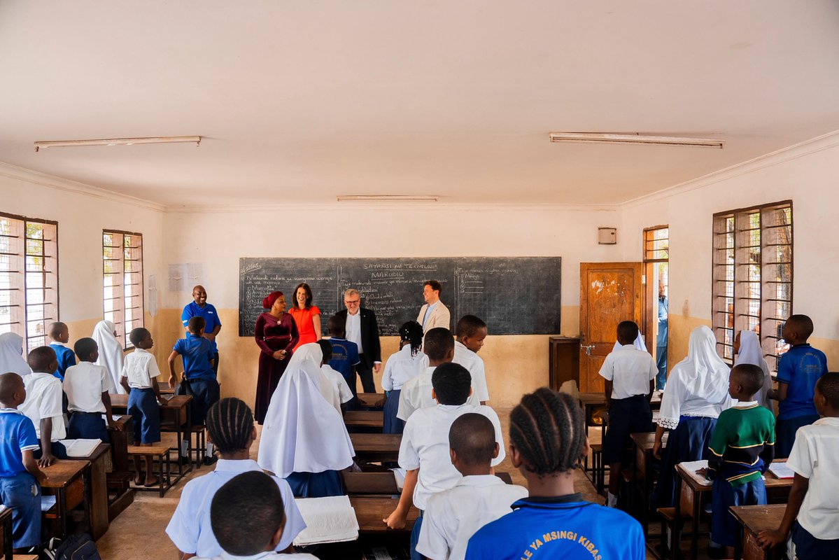 WFP_Tanzania's tweet image. @WFP_Tanzania welcomed UK Parliamentarians from @APPGNutrition and @UnitedAMH to Kibasila Primary School to see how our clean cooking transition in schools project is helping schools shift from traditional firewood stoves to safer electric pressure cookers. 🌿