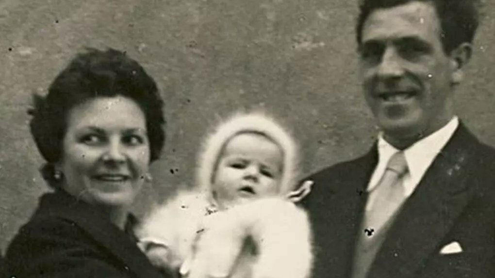 #TalDíaComoHoy de 1960 el DRIL (Directorio Revolucionario Ibérico de Liberación) asesinó a la primera víctima del terrorismo de este país, a la bebé Begoña Urroz, en la estación de de Amara de #SanSebastián.

Esta es una historia de silencio que duró más de 40 años 🧵