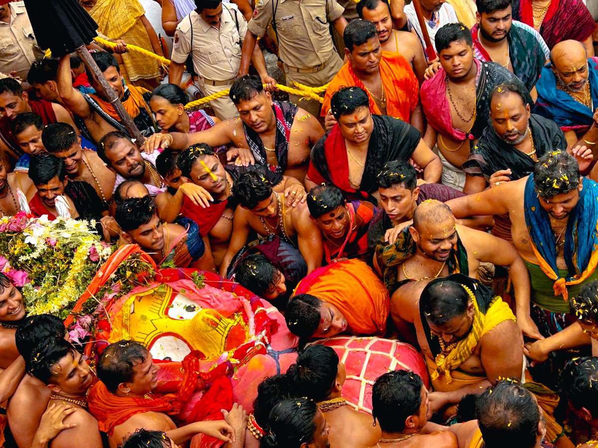 OdishaBulabuli's tweet photo. ମା' ସୁଭଦ୍ରାଙ୍କର ଦର୍ପଦଳନ ରଥକୁ ପହଣ୍ଡି ବିଜେ
#RathaJatra2025 #RathaYatra2025 #OdishaBulabuli https://t.co/iYTUCecjII