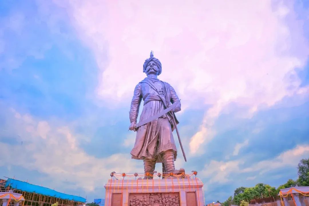 Shankar_MD555's tweet photo. ▪ಕಸುಬಿಗೆ ತಕ್ಕಂತೆ ಪೇಟೆಗಳು
▪ಹಲವಾರು ಕೋಟೆಗಳು 
▪ನೂರಾರು ಕೆರೆ ಕಟ್ಟೆಗಳು
▪ಹತ್ತಾರು ಗುಡಿ ಗೋಪುರಗಳು 
ದೂರದೃಷ್ಟಿಯಿಂದ ವೈಜ್ಞಾನಿಕವಾಗಿ ನಿರ್ಮಾಣವಾಗಿರುವ ಬೆಂಗಳೂರಿನ ನಿರ್ಮಾತೃ ನಾಡಪ್ರಭು ಕೆಂಪೇಗೌಡ ಜಯಂತಿಯ ಶುಭಾಶಯಗಳು.
#Kempegowda #Bangalore #FoundersDay https://t.co/C9ExAwIvpe