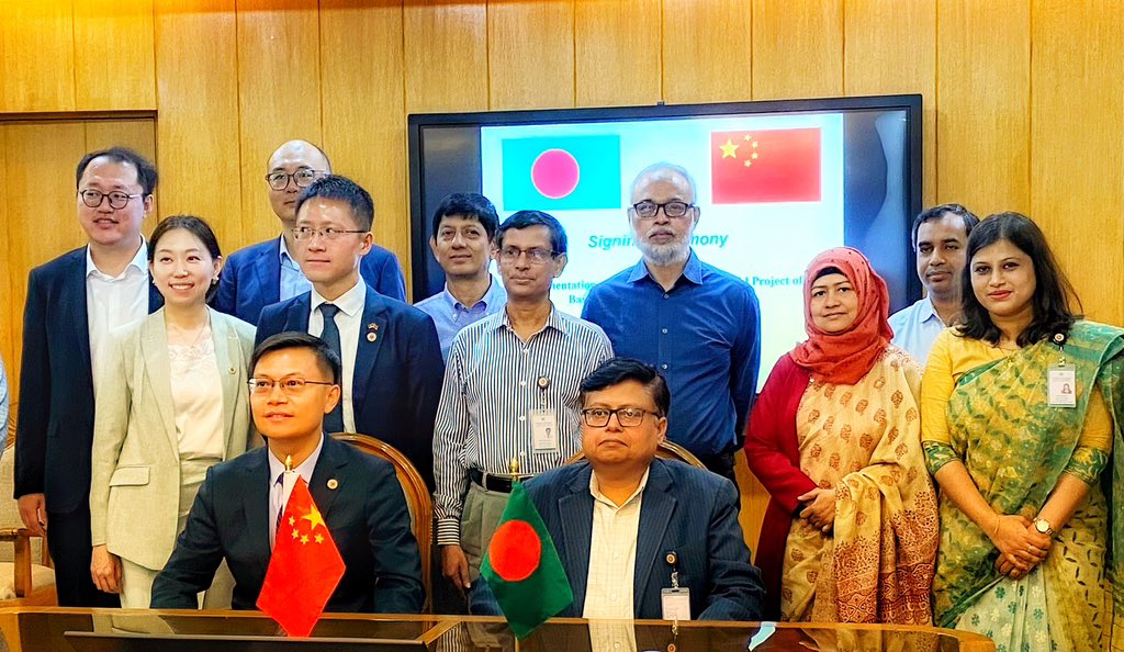 Bangladesh and China join hands to boost connectivity!

The Road Transport and Highways Division has signed an implementation agreement with China to develop the Bangladesh Highway Network Plan.

20 Chinese experts will assist in planning expressways &amp; major bridges 🇧🇩🇨🇳