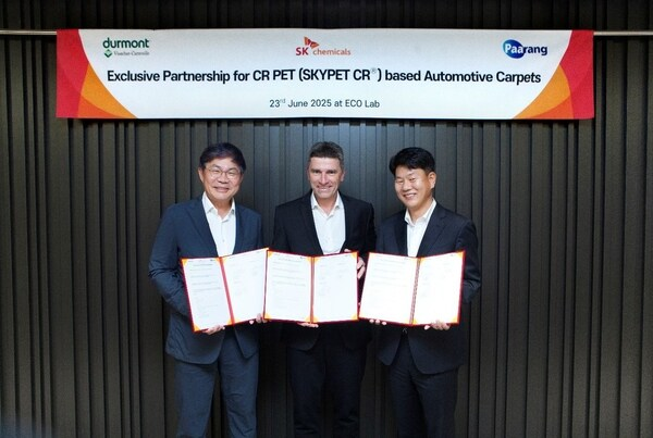 PlasticsWorld's tweet photo. SK chemicals says it is advancing sustainability in the European automotive market by entering into an Exclusive Partnership Agreement with Durmont and Paarang at its ECOLAB headquarters, in South Korea. https://t.co/iZ4JvhWl8x https://t.co/AbQjYeJwEa