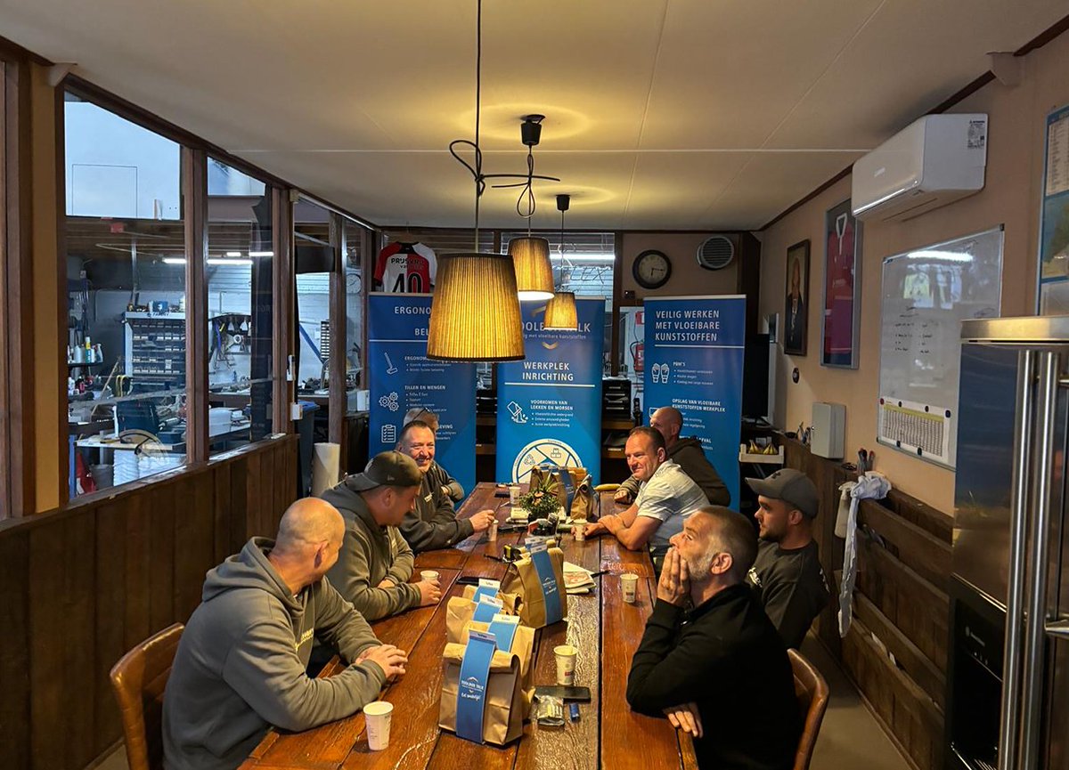 Ook deze maand ging Nico weer door het hele land op pad voor Triflex Toolbox Talks sessies. Samen met onze klanten besprak hij thema's als werkplekinrichting, ergonomie en veilig werken met vloeibare kunststoffen. Dit onder het genot van een ontbijt om de dag goed te starten! 🥐