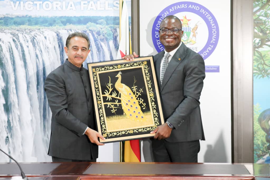 🇿🇼🇮🇳
This morning, Hon. Prof. dr Amon Murwira received a courtesy call from the visiting Indian Minister of State for External Affairs, Hon. Kirti Vardhan Singh.
The two parties discussed bilateral relations between Zimbabwe and India and how the two nations can further