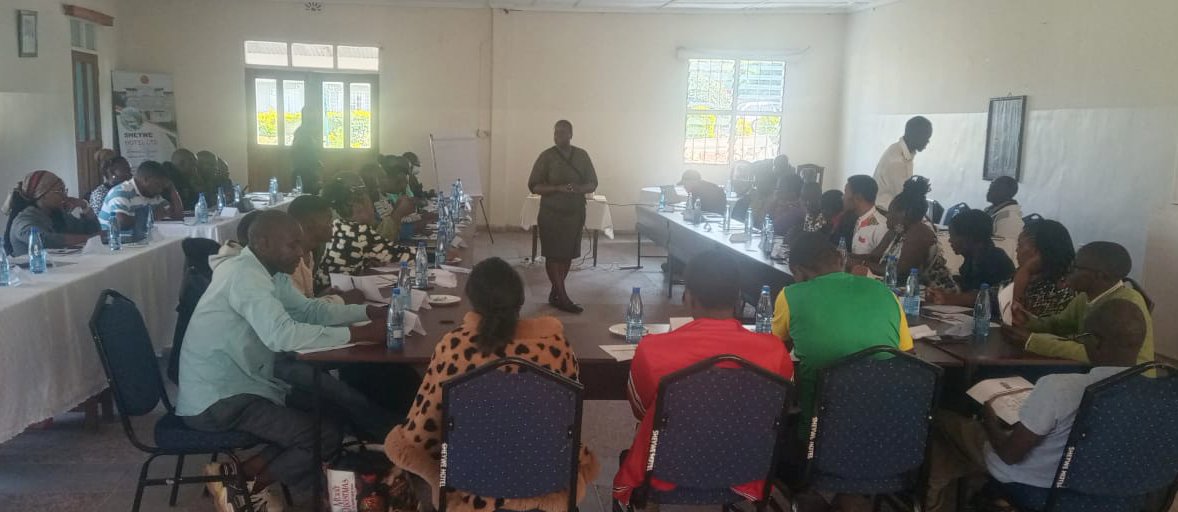 InerelaKenya's tweet photo. Ongoing trainings on #CommunityLedMonitoring in Kakamega mean more than just learning—they empower the community to OWN the process, demand accountability, and improve TB &amp; HIV services. 💪🏾

#CLMKakamega #HealthByThePeople https://t.co/2UiuuHYBRa