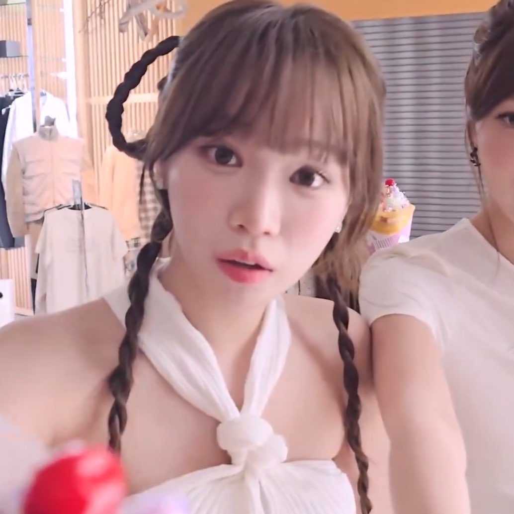 chaewonIqs's tweet photo. 😯 https://t.co/IAyXaeLD63